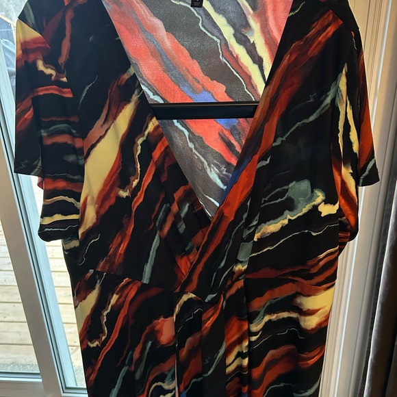 torrid Abstract Marble Print Shell in Red, Blue, Black and Cream - Picture 2 of 4